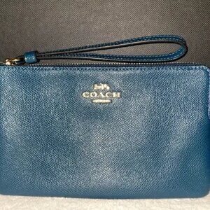 COACH Large CORNER ZIP Wristlet COACH 3888/PEACOCK Blue EUC